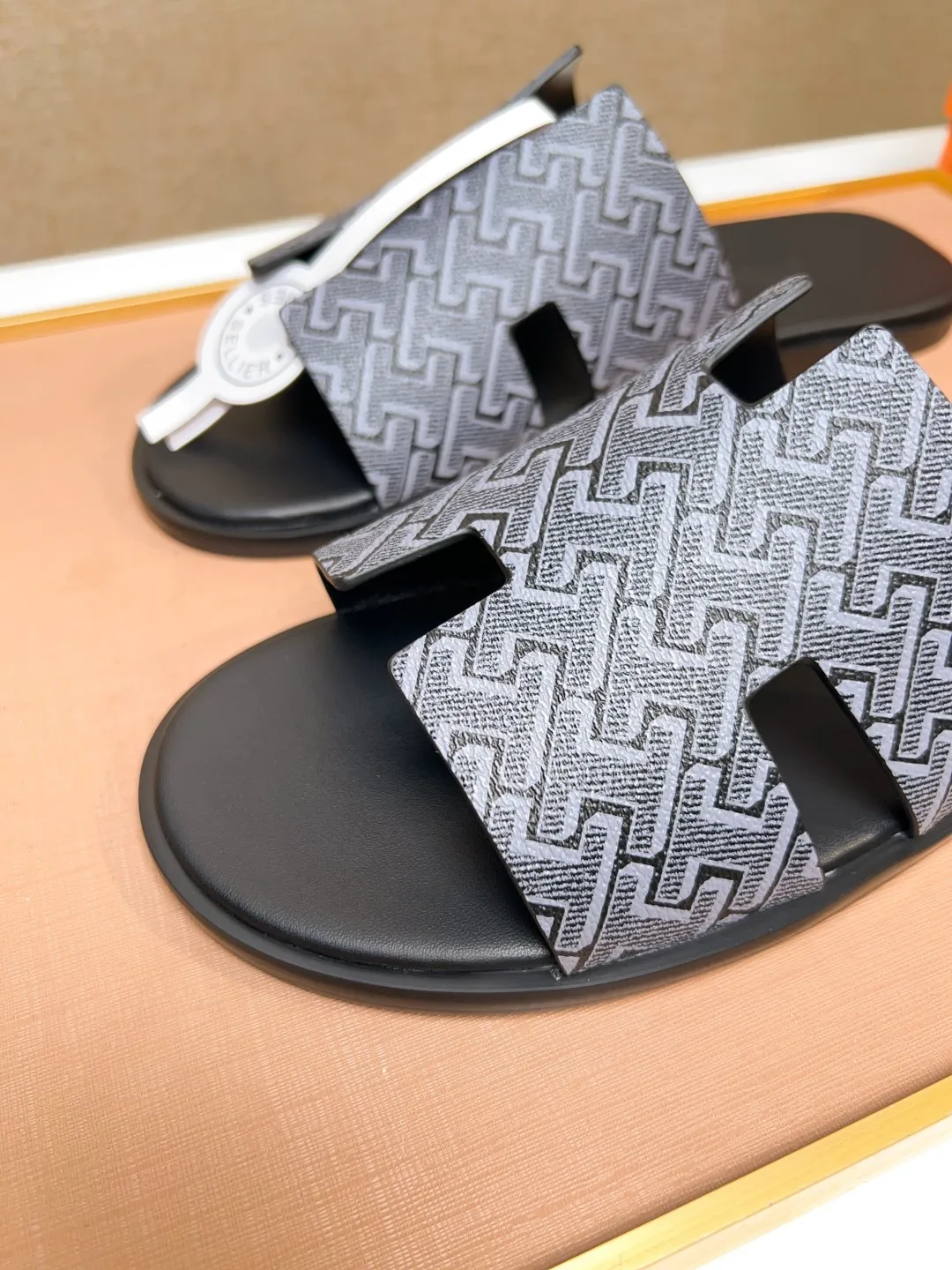 Men's clothing and shoes 💰280 💅💅💅 new arrival. Hermes Hermes official website latest counter synchronized new oran color leather H slippers, the original Paris version flew back to the original model and opened the mold to make it perfectly🍌The highest quality Sincerity, you can enter and leave the counter at will [Deyi] The upper is made of original customized  colored palm prints, crocodile print, ostrich print, colored cow leather, colored cow suede, 🤔 horse hair, 🥳 colored diamonds, 🥰 3D printing, and other genuine leather slippers, imported cow pattern foot pad lining, Italian  latest original genuine leather combination outsole Code number: 38-48 (customized at 46.47.48) Can be made into picture combination sole with genuine leather pattern and ordinary molded outsole